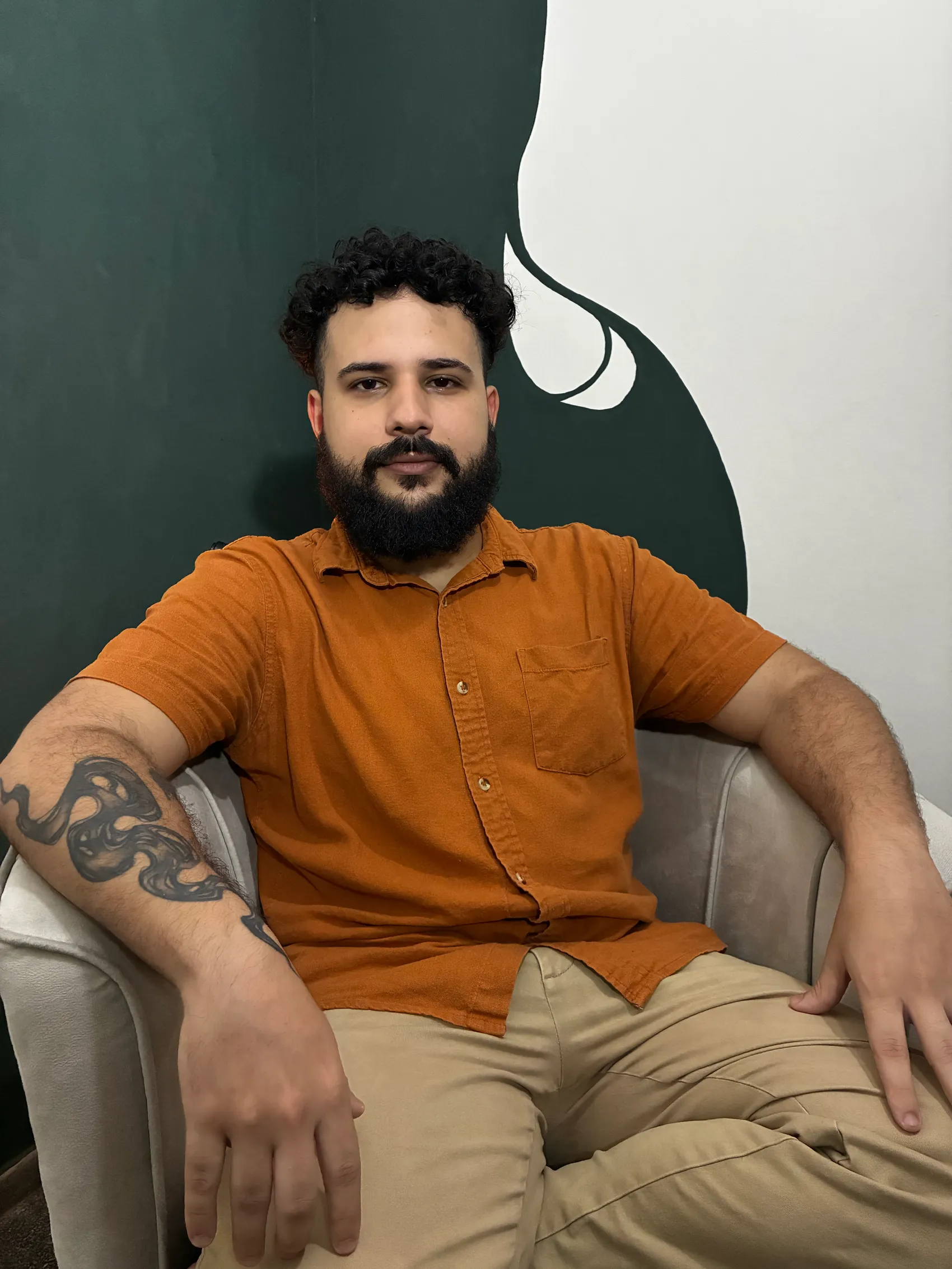 Matheus Bandeira, psicólogo clínico, em retrato sereno e acolhedor
